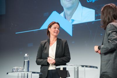 Telenor Norge-sjef Birgitte Engebretsen sa under en paneldebatt på Attack-konferansen at  det trengs tverrsektorielle strategiske cybersikkerhetsøvelser. På bildet snakker hun med Siri Lill Mannes, som ledet debatten.