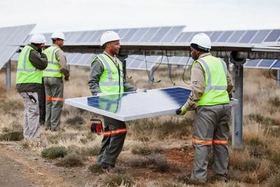 Scatec bygger ut fornybar energi i utviklingsland og framvoksende markeder. Her fra solkraftanlegget Linde i Sør-Afrika.