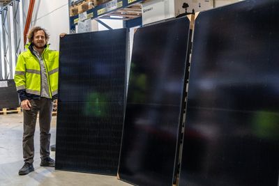 Ulrik Rør i Solcellespesialisten med tre ulike paneler. Det er flere grunner til at panelet til høyre er mye mer effektivt enn de andre.
