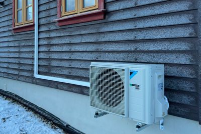 Romoppvarming trekker mest strøm i mange hytter. Da kan en luft-til-luft-varmepumpe kutte strømregningen.