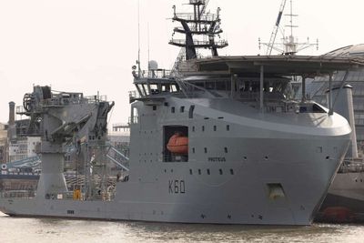 RFA Proteus er klar for subsea beskyttelsesoppdrag med et mannskap på 26 sivile og 60 fra Royal Navy.