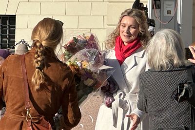 Karianne Tung tar i mot blomster på Slottsplassen. Hun skal lede Norges første digitaliseringsdepartement.