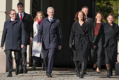 Statsminister Jonas Gahr Støre (Ap) presenterte mandag sitt nye regjeringslag etter ekstraordinært statsråd på Slottet.