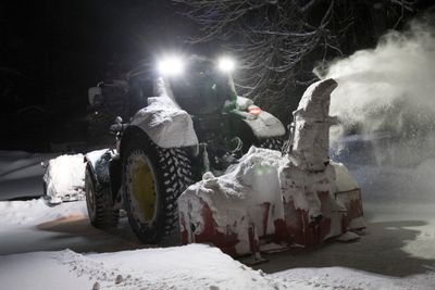 Vestfossen  20180212.Snø som ryddes vekk med traktor med snøfreser.Foto: Terje Bendiksby / NTB