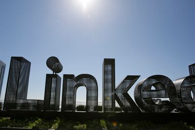 Linkedin merker tørke både i annonse- og stillingsmarkedet og sier opp hundrevis.