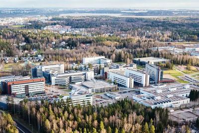 Nokia skal kutte selskapet årlige utgifter med mellom 800 og 1200 millioner euro innen 2026. Bildet er av selskapets hovedkvarter i Espoo, Finland