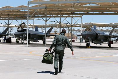 Morten Hanche på vei til en treningstur med et av de norskeide F-35A-flyene på Luke Air Force Base i delstaten Arizona i USA i august 2016. 
