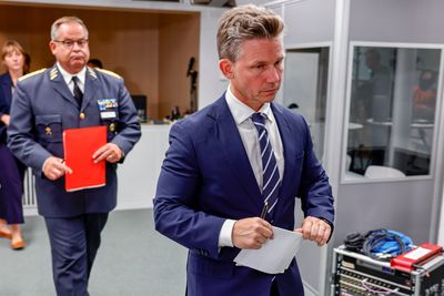 Svenske og estiske myndigheter tror skadene på datakabelen som går mellom landene, skyldes ytre påvirkning, sier Sveriges forsvarsminister Pål Jonson (foran).