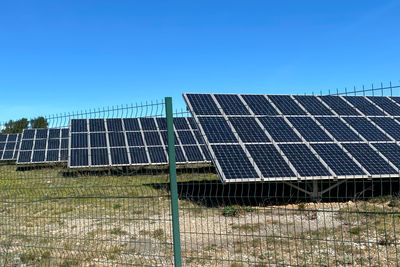 Massiv utbygging av fornybar energi i Europa, krever en styrking av nettet. Her solcellepark i Aude i Frankrike. 