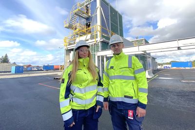 Richard Ougendal (t.h) er teknisk sjef ved den nye hydrogenfabrikken i Øygarden, mens Marita Haugetun Våge er sjef for logistikk og prosjektplanlegging i selskapet som skal eie fabrikken som er den første i verden som kan skille ut klimagassen CO2 i en integrert del av hovedprosessen.