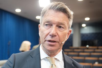 Senterpartiet sier klart nei til EUs fjerde energimarkedspakke. Men regjeringen er i dialog med EU om saken, sier olje- og energiminister Terje Aasland.