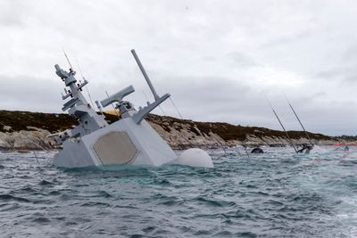 Fregatten KNM Helge Ingstad kostet 4.3 milliarder kroner. Her er den fotografert på grunn onsdag 14. november. 2018.