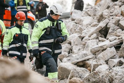 Nød- og beredskapspersonell skal få nytt nødnett. Kontraktene kan brukes til å gjøre mobilnettene i Norge mer robuste.  