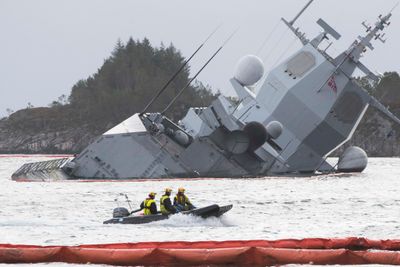 Fregatten KNM Helge Ingstad kostet 4.3 milliarder kroner, her ligger den ved skadestedet i Øygarden i november 2018.