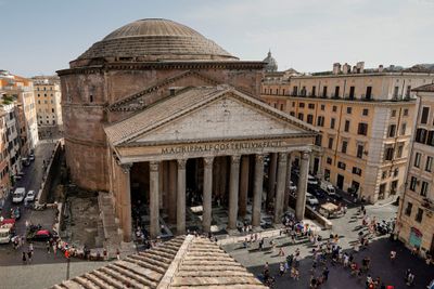 Pantheon i Roma ble bygd under keiser Augustus i år 27-25 før Kristus, men rekonstruert under keiser Hadrian mellom 118 og 128. «Alle guders tempel» er en av de best bevarte bygninger fra Romerriket.