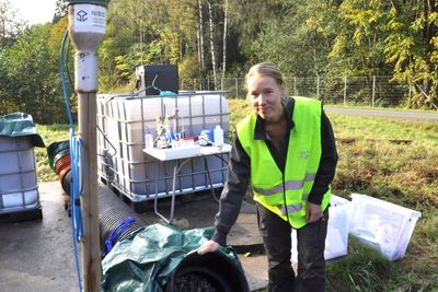 NMBU-student ved Ås, Hanna Marie Kjernsby, tester en ny rensemetode for tunnelvaskevann som en håper å kunne bruke på Oslofjordforbindelsen byggetrinn 2