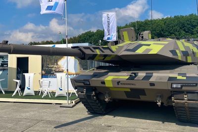 Dette er stridsvogna Panther KF51 som Rheinmetall er i ferd med å utvikle og som her er utstilt på Nato-dagene i Tsjekkia i september.