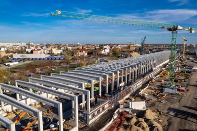 Oppstartsselskapet Sonocrete i Tyskland har tatt den nye produksjonsmetoden med ultralyd ut fra labratoriet, og produsert betongelementene i denne vedlikeholdshallen for tog i den tyske byen Cottbus.