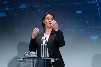 Telenor Norge-sjef Birgitte Engebretsen fotografert på scenen under konferansen Attack 2023 i Oslo 10. oktober. Hun kaller det en milepæl at de nå vokser på bredbånd etter mange år med nedgang, og skryter av de ansatte som har bidratt til dette. 