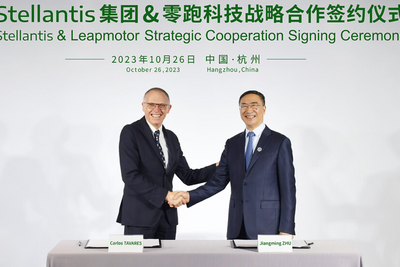 Stellantis-direktør Carlos Tavares og Leapmotors-direktør Zhu Jiangming under signering av samarbeidsavtale.
