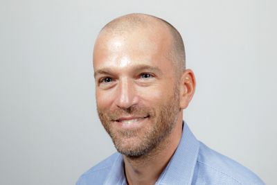 Guy Bertram, skyevangelist i VMware, mener bedrifter bør ha en «sky smart»-strategi – en strategi som sikrer fleksibilitet og muliggjør sømløs overføring av forretningskritiske systemer fra én skytilbyder til en annen, for å sikre kontinuitet.