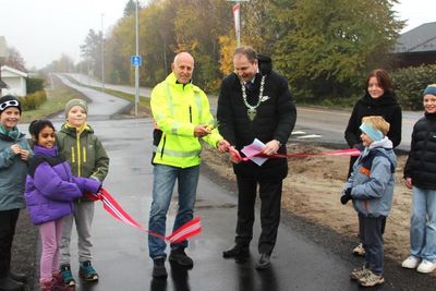 Olav Skinnes, fylkesråd for samferdsel, plan, klima og miljø i Viken fylkeskommunes forretningsministerium, foretok den offisielle åpningen. Godt hjulpet av Christian Bendz, ordfører i Nannestad kommune, og barn fra elevrådet ved Preståsen skole