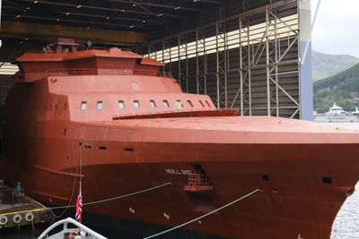 Det oppsto brann i et batterirom på et av de øvre dekkene på KV Hopen, som bygges hos Vard. Her er søsterskipet KV Jan Mayen, bygg P9100, fotografert i dokkhallen der KV Hopen ligger nå. 