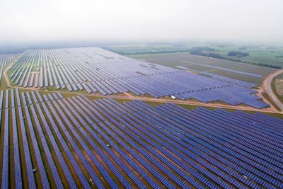 Vandel-anleggene i Billund er blant Europas største solparker med sine nesten 300 MW. Den er bygget på en forlatt Nato-flystripe og produserer cirka 160 GWh strøm i året. 