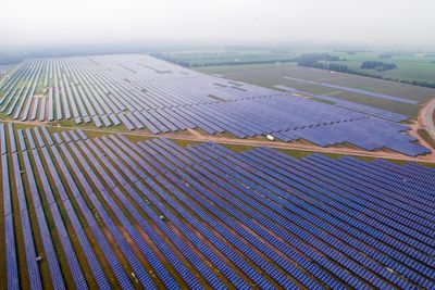 Vandel-anleggene i Billund er blant Europas største solparker med sine nesten 300 MW. Den er bygget på en forlatt Nato-flystripe og produserer cirka 160 GWh strøm i året. 