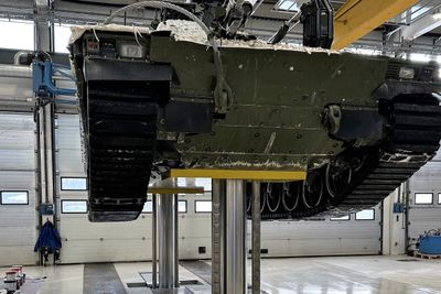 Rubix, som gikk til sak mot staten, har blant annet levert bukker som kan løfte CV 90-vognene i Porsanger leir.