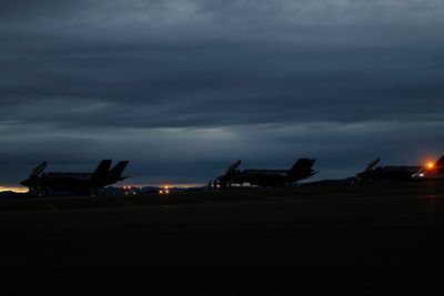 De tre første norske F-35A-flyene landet på Ørland flystasjon 3. november 2017. 6. eller 7. november 2023 kommer fire fly til. Dette er ikke nyproduserte kampfly, men treningsfly som hentes hjem fra flystasjonen Luke i delstaten Arizona i USA.