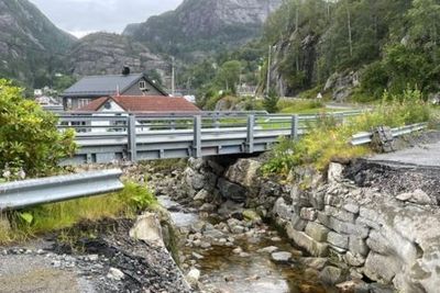 Sandal bru ble tatt av flom i 2018. Midlertidig bru er bygget nedstrøms.