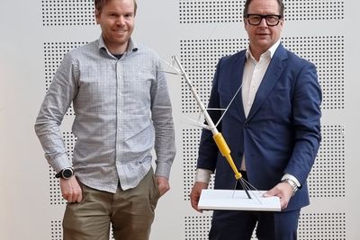 Prosjektleder Eirik Lind Hånes i AF-Gruppen og gründer Stian Valentin Knudsen fra World Wide Wind holder en modell av den nye prototypen som skal bygges.