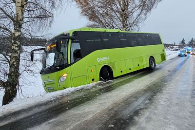 En buss kjørt av veien ved Åsgårdveien i Mysen i Østfold. Ingen ble skadd.