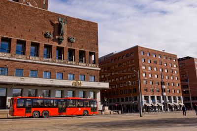 Fra 2014 til 2019 gikk flere busslinjer over Rådhusplassen i forbindelse med omfattende anleggsarbeid i Oslo sentrum. Nå kan området bli trafikkert igjen.