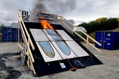 Avstanden mellom bygningsoverflaten og solcellepanelene er avgjørende for hvor varmt det blir på baksiden av panelene, og for hvor raskt en brann vil spre seg, viser et forskningsprosjekt med NTNU, FRIC og RISE Fire Research.