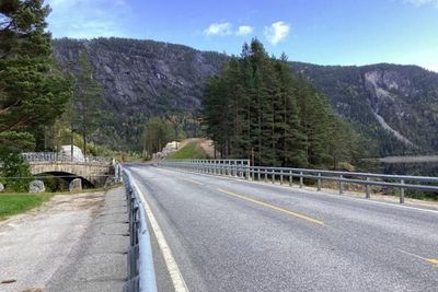 Storstraumen bru på riksvei 9. Den gamle steinhvelvbrua til venstre. 