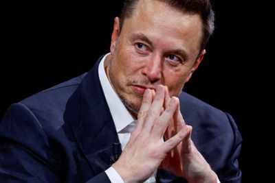 Elon Musk er ute etter Open AI med sin ChatGPT-konkurrent Grok-1, som nå er åpnet opp.