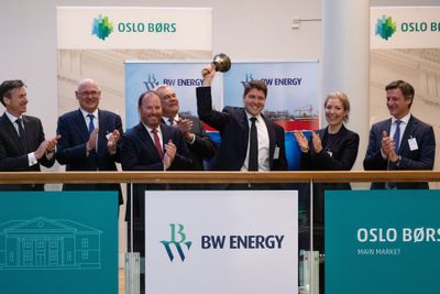 BW Energy ble notert på Oslo Børs i 2020. Konsernsjef Carl K. Arnet i BW Energy  ringer i børsbjellen. 