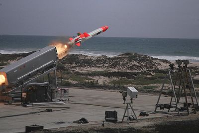 Et NSM skytes fra en teststasjon i USA i 2007. Om lag 17 år senere skal Norge motta de første oppgraderte missilene. Ettersom de første missilene til Sjøforsvaret ble mottatt fra 2012 gjøres det også tiårs hovedoverhaling, noe som er påkrevd for å garantere 20 års systemlevetid.