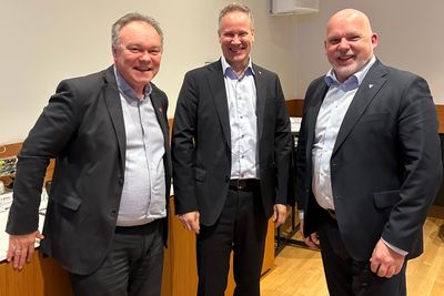 Fv. leder i samferdselsutvalget, Hans Olav Myklebust, samferdselsminister Jon-Ivar Nygård og fylkesordfører Anders Riise.