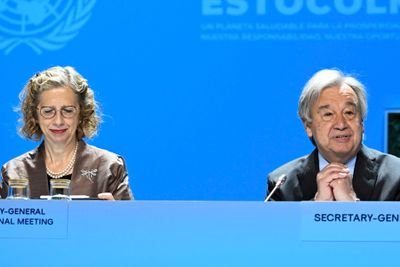 Planene til regjeringer om å trappe opp produksjonen av fossil energi undergraver den nødvendige energiomstillingen, sier Unep-toppsjef Inger Andersen, her sammen med FNs generalsekretær António Guterres i 2022. 