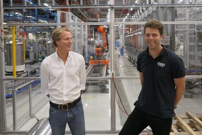 Produktsjefene Sigurd Braathen og Lars Buan i fabrikken som er en av landets mest robotiserte. Her lages 1200 varmtvannsberedere hver dag, stadig flere sensorbaserte.