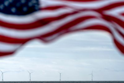 USAs første havvindpark ble bygget og drevet av danske Ørsted. Nå har selskapet droppet å bygge to nye havvindanlegg utenfor kysten av New Jersey. Det kan i beste fall forsinke Joe Bidens mål om å forsyne 10 millioner amerikanske hjem med ren havvind innen 2030.