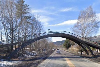 Vinnes bru går over fylkesvei 283 utenfor Drammen.