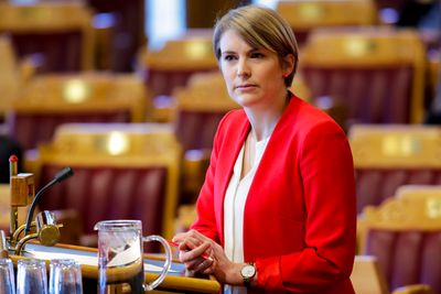 Finanspolitisk talsperson Kari Elisabeth Kaski fra SV sier til avisen DN at arbeidsgiveravgiften må tas ned i to omganger, og hun vil ha den helt borte i neste års budsjettrunde.