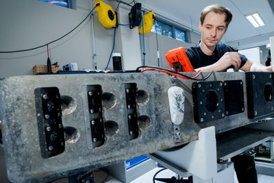 Servicetekniker Ronald Steinmo skrur på en av laserne som har stått lenge i sjøen. Selskapet rigger seg nå for å øke produksjonen av luselasernodene.