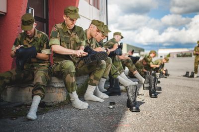 Det er mange grunnleggende ferdigheter ferske rekrutter må lære seg, skopuss er én av dem. Dette bildet ble tatt ved Garnisonen i Sør-Varanger i 2016.