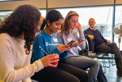 NHO-sjef Ole Erik Almlid på jobb for å rekruttere flere jenter til IT-studier. Her med elever fra Norges Realfagsgymnas på besøk hos Tietoevry.