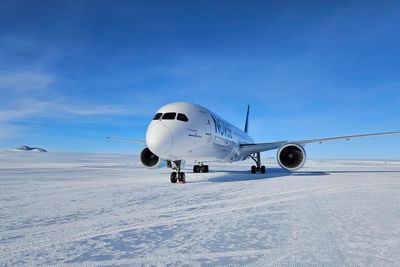 Denne Boeing-maskinen er ikke bare første gang en Dreamliner lander i Antarktis, men også første gang en norsk operatør flyr dit.
